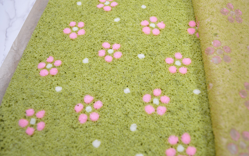patterns revealed on the matcha roll cake